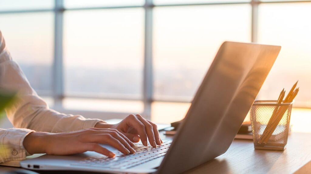 Copywriter vid skrivbord