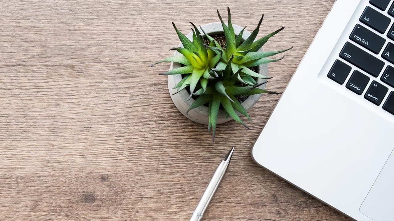 Bärbar dator på skrivbord av trä