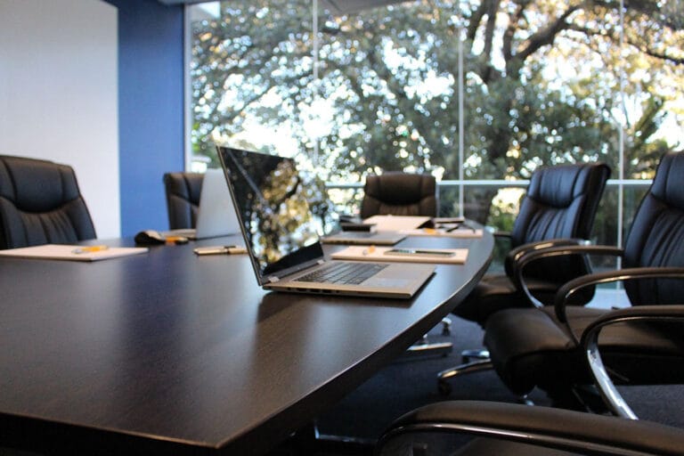 Dator på konferensbord