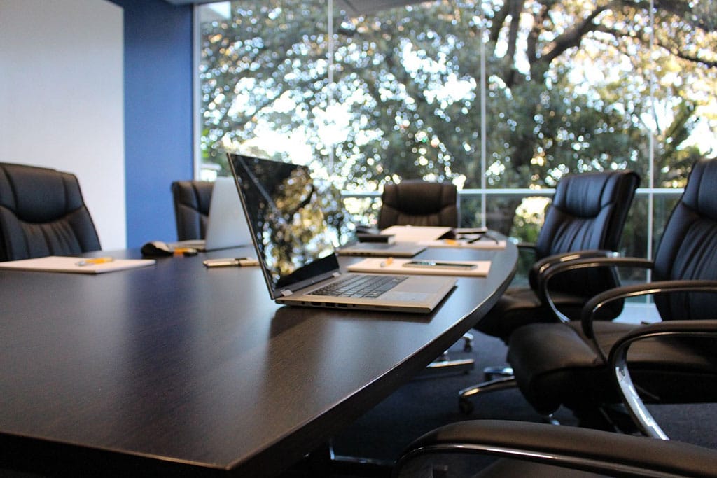Dator på konferensbord